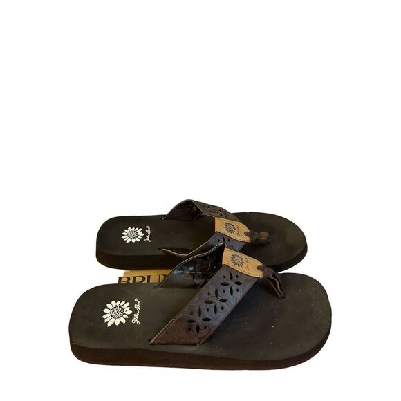 Yellow box 9 brown eyelet flip flops sandals - Picture 1 of 5